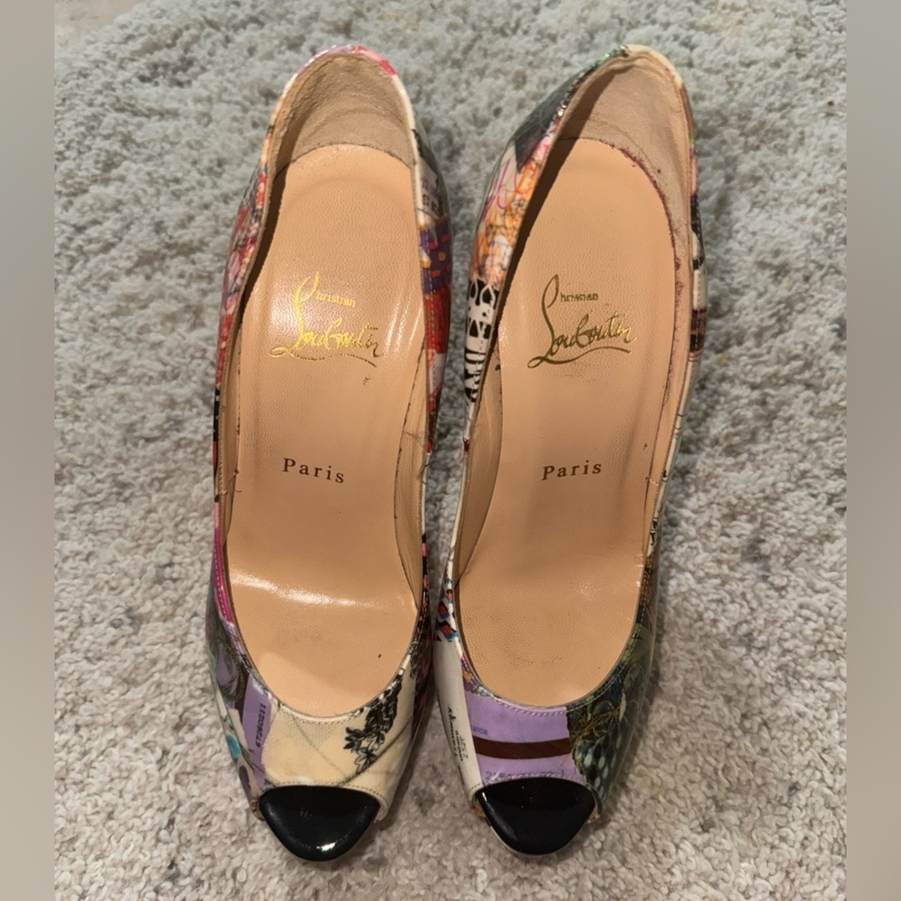 Christian Louboutin- size 37
Pre worn
Authentic